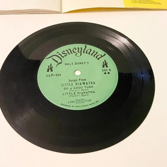 Vintage 1968 Disney Little Hiawatha 7 Inch Record and Book - Picture 4 of 14